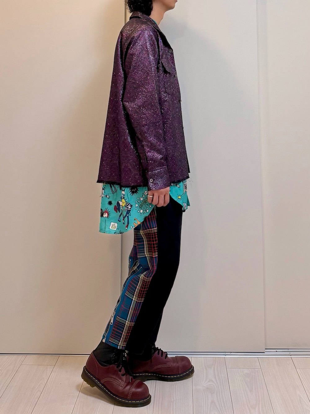 その他のブーツ、グリーン系のシャツ/ブラウス、パープル系のシャツ/ブラウスを着用したメンズの春コーディネートの2枚目の写真