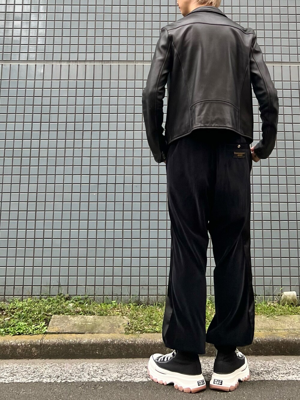 「ライダース、Tシャツ、ラインパンツ、ジョガーパンツ、スニーカー、休日スタイル、秋コーデ、シンプル、シンプルコーデ、リンガーTシャツ、CELINE、GUCCI、converse」｜「CONVERSEのconverse コンバース AS 100 TREKWAVE HI オールスター 100 トレックウエーブ HI 31307101 BLACK（スニーカー、ブラック系）」を使った、Honeyさん（メンズ・176cm）の秋コーディネートの3枚目の写真