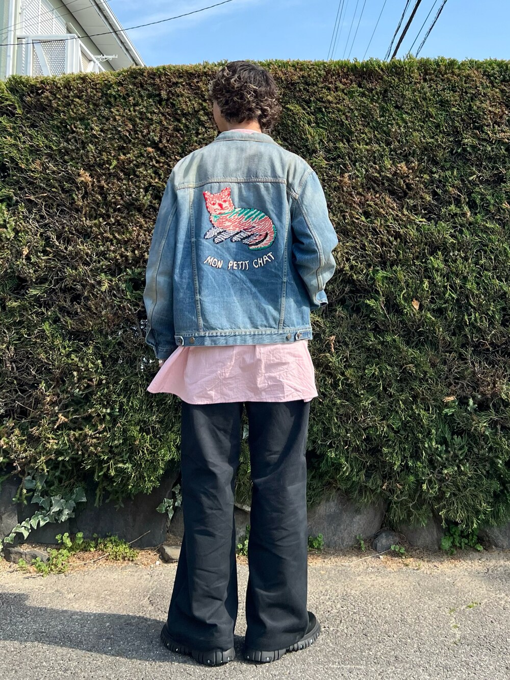 「デニム、デニムジャケット、デニムパンツ、春カラー、ピンク、春服みてみて、春のおしゃ見えテクニック、カジュアルコーデ、春アウター、シンプルコーデ、ワイドパンツ、大人カジュアル」｜「FRED PERRYのRaf Simons Patched Denim Trousers（パンツ、ブラック系）」を使った、Honeyさん（メンズ・176cm）の春コーディネートの3枚目の写真