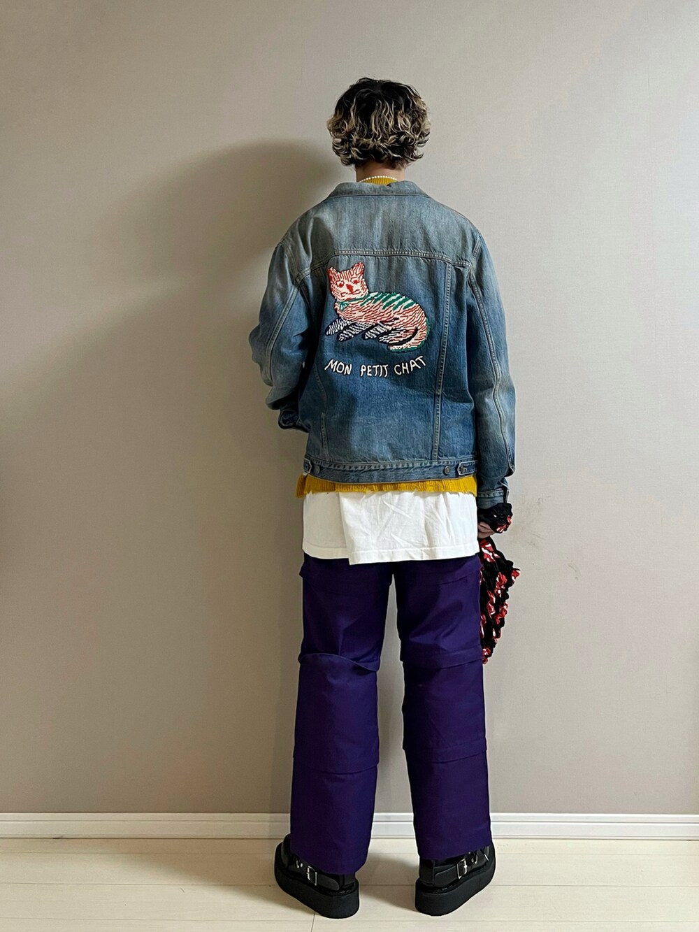 「デニム、デニムジャケット、ニット、冬を彩る色いろコーデ、アウター、ロンT、レイヤードスタイル、Dickies、GEORGE COX、厚底シューズ、ミニバッグ、グランジ、休日スタイル、ボーダー」|「CANNABISのKIDILL (KL597) KIDILL×Dickies(チノパンツ、パープル系)」を使った、Honeyさん(メンズ・176cm)の冬コーディネートの3枚目の写真
