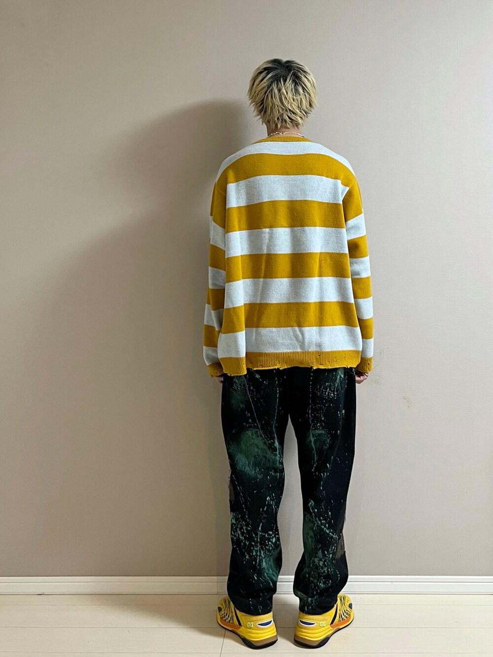 「ニット、ボーダー、ボーダートップス、デニム、デニムパンツ、スニーカー、ラフ、秋冬コーデ、ファッションを楽しもう、ワイドパンツ、オーバーサイズ、休日スタイル」｜「MARC JACOBSのTHE GRUNGE SWEATER/ザ グランジ セーター（ニット/セーター、イエロー系）」を使った、Honeyさん（メンズ・176cm）の秋コーディネートの3枚目の写真