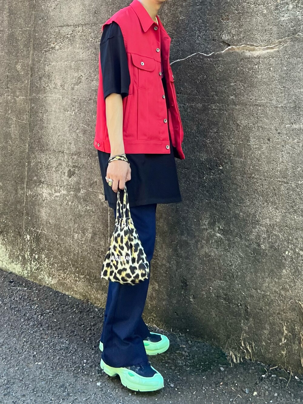 ブルー系のスニーカー、ブルー系のその他パンツ、イエロー系のショルダーバッグを着用したメンズの秋コーディネートの2枚目の写真