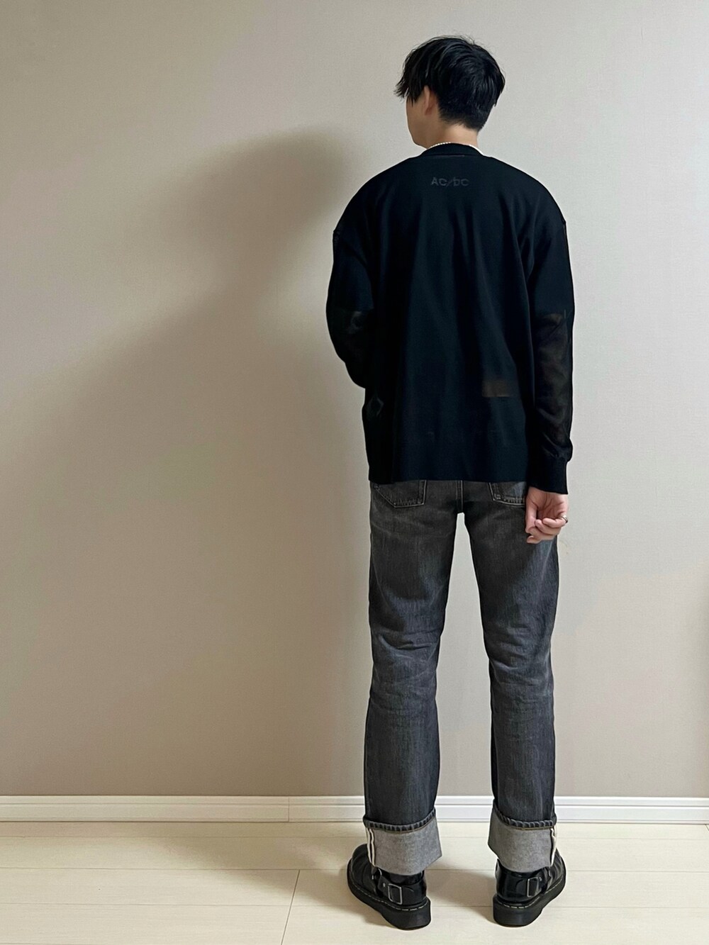 「カーディガン、Tシャツ、ロックT、デニム、デニムパンツ、ブーツ、サイドゴアブーツ、パールネックレス、春夏コーデ、モノトーン、韓国ファッション、MONKEY TIME、green label relaxing」|「Acne Studios Bla Konstのアイテム(デニムパンツ、ブラック系)」を使った、Honeyさん(メンズ・176cm)の春コーディネートの3枚目の写真