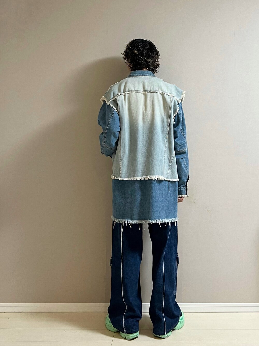 ブルー系のデニムパンツ、ブルー系のスニーカー、ブルー系のデニムジャケットを着用したメンズの春コーディネートの3枚目の写真