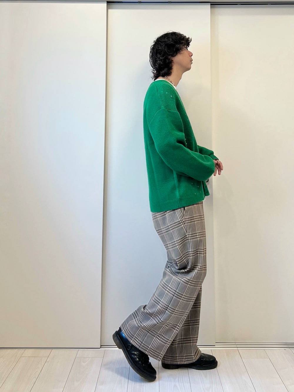 「休日スタイル、カーディガン、ロングTシャツ、ロンT、チェックパンツ、チェック、メンズファッション、シンプルコーデ、ゆるコーデ」｜「VAPORIZEのVAPORIZE / Spancole Cardigan（カーディガン/ボレロ、グリーン系）」を使った、Honeyさん（メンズ・176cm）の冬コーディネートの2枚目の写真