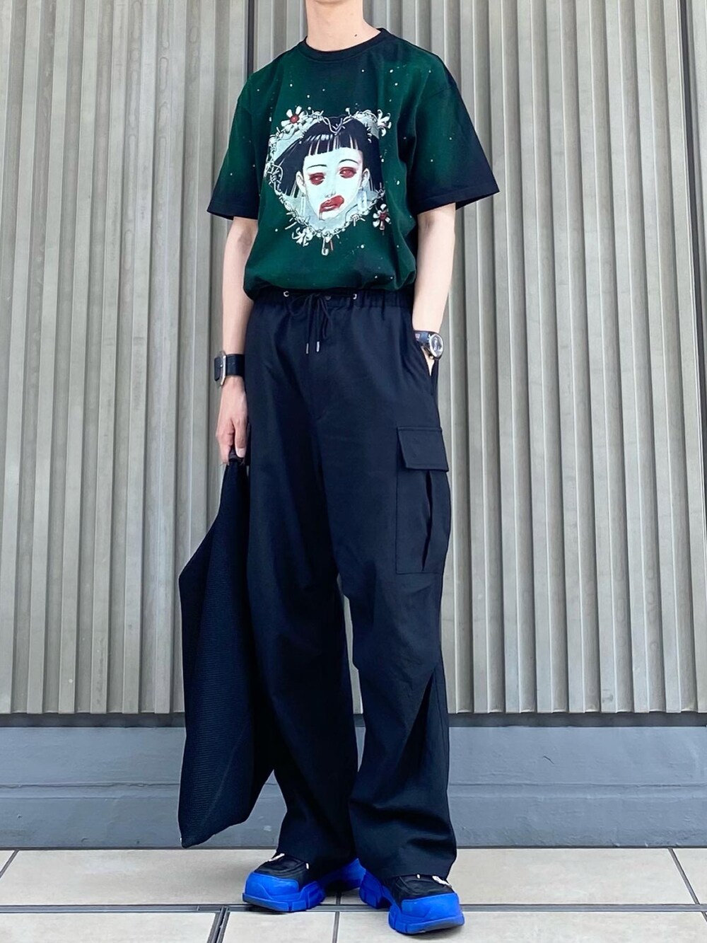 ブラック系のTシャツ/カットソー、ブラック系のカーゴパンツ、ブラック系のスニーカーを着用したメンズの夏コーディネートの2枚目の写真