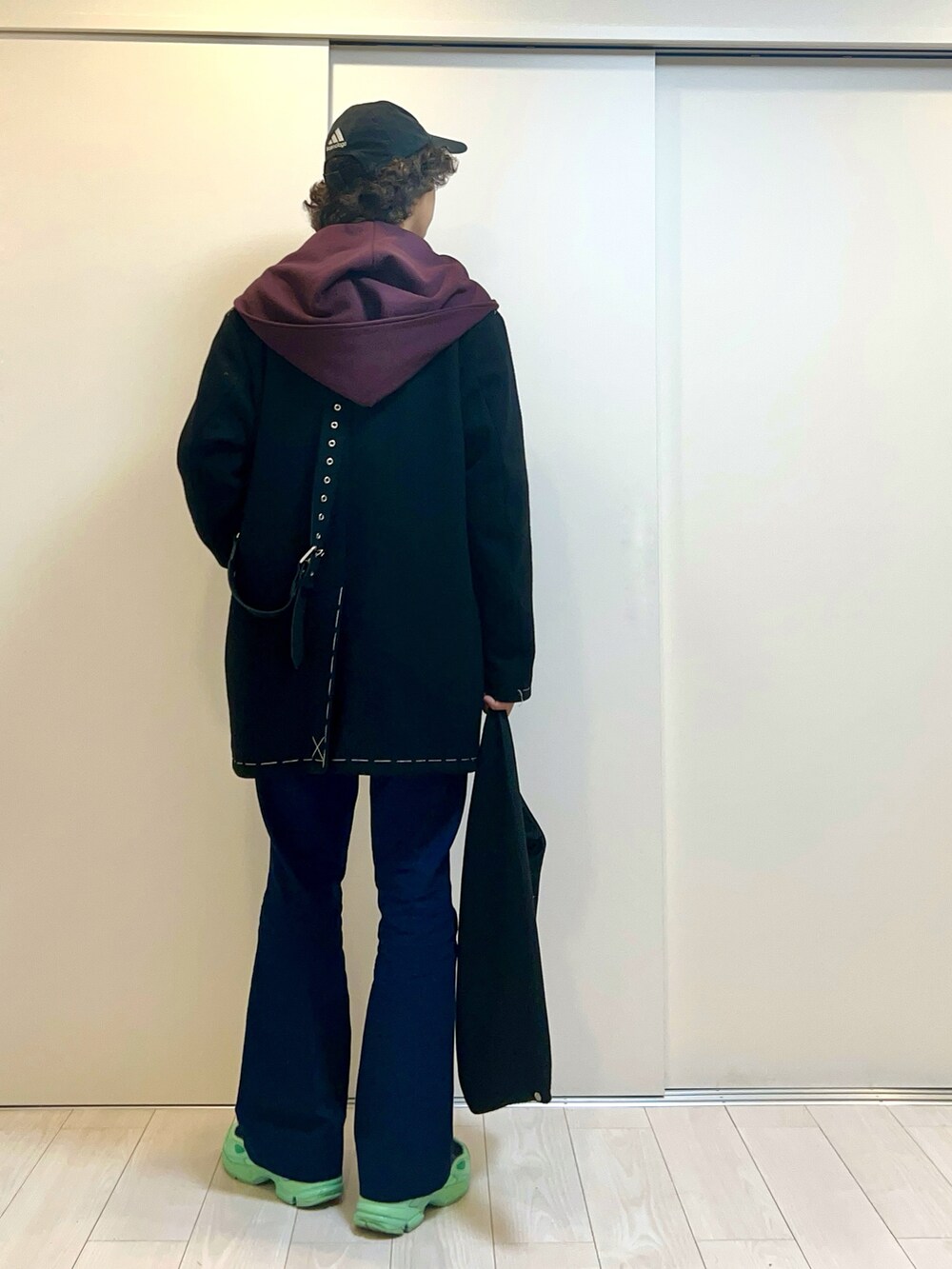 「冬コーデ、シンプルスタイル、レイヤードスタイル、ラフコーデ、パーカー、フレアパンツ、スニーカー、キャップ、トートバッグ、カジュアルコーデ、BALENCIAGA、adidas」|「RAF SIMONS (RUNNER)のPHARAXUS(スニーカー、ブルー系)」を使った、Honeyさん(メンズ・176cm)の冬コーディネートの3枚目の写真
