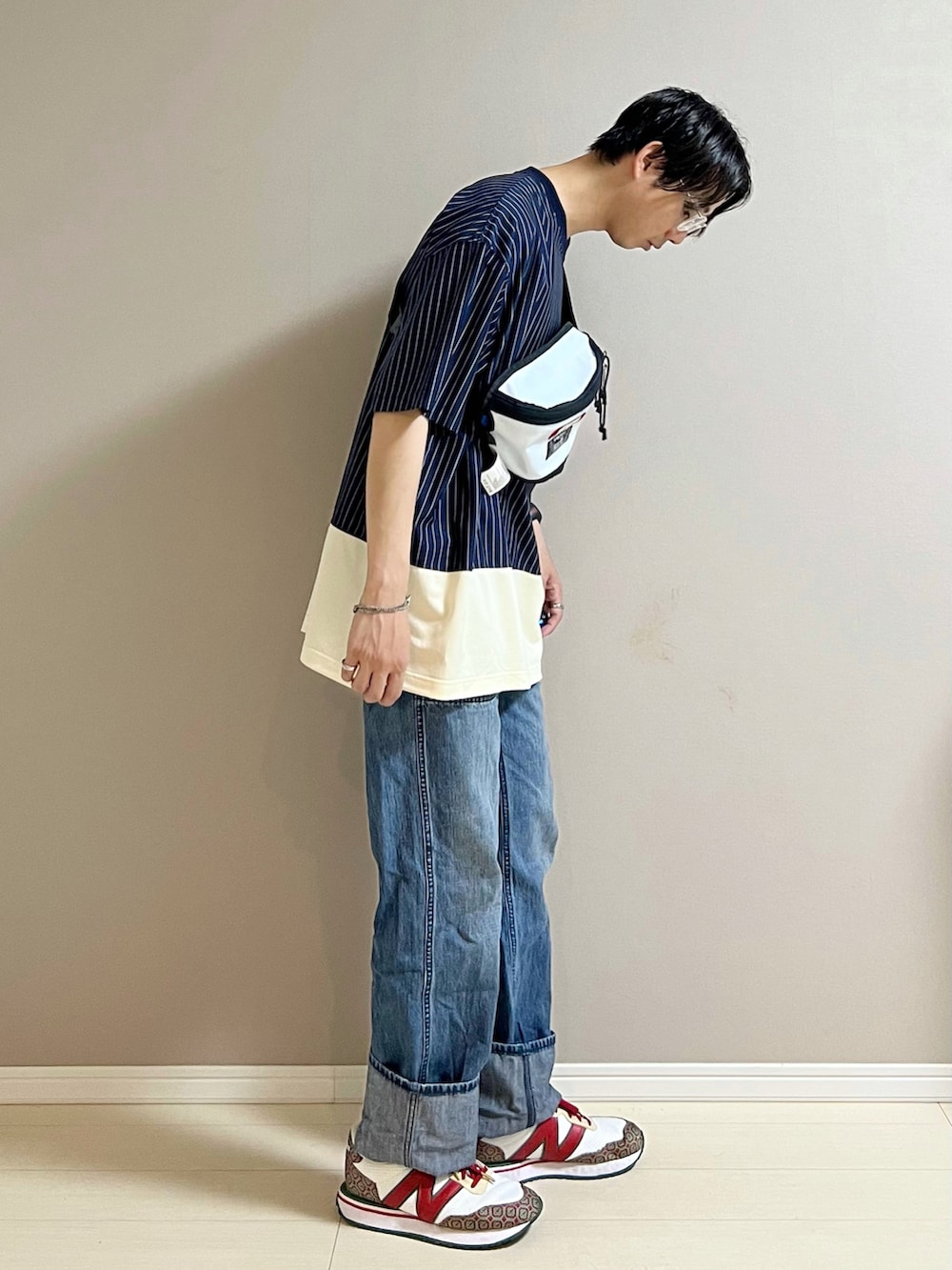 レッド系のスニーカー、ブルー系のTシャツ/カットソー、ブルー系のボディバッグ/ウエストポーチを着用したメンズの夏コーディネートの2枚目の写真