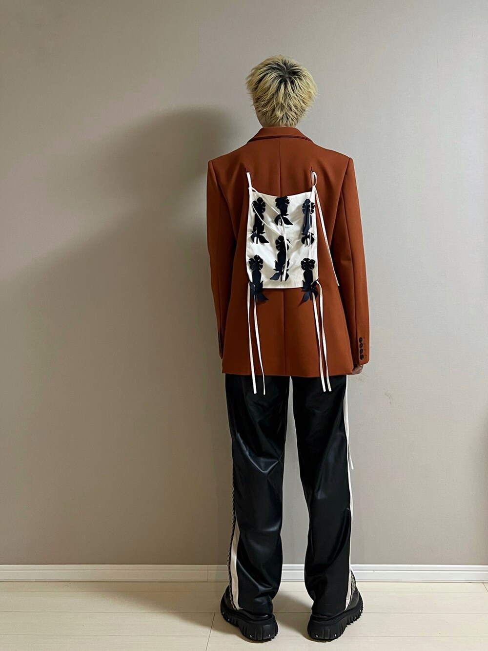 「ジャケット、Tシャツ、ラインパンツ、イージーパンツ、厚底シューズ、秋コーデ、秋のコーデ、アウター、休日スタイル、テーラードジャケット」|「Dhruv KapoorのPATCHED BLAZER(その他アウター、オレンジ系)」を使った、Honeyさん(メンズ・176cm)の秋コーディネートの3枚目の写真