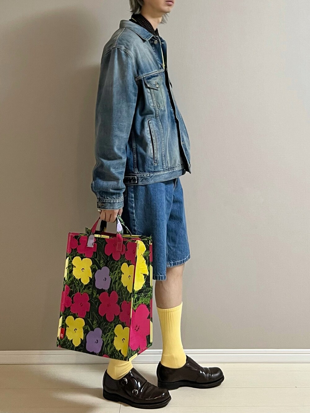 「デニムジャケット、シャツスタイル、ネクタイ、デニム、デニムパンツ、ショートパンツ、ソックス、革靴、トートバッグ、休日スタイル、GUCCI、saint laurent paris、A.P.C.」｜「GUCCIのアイテム（デニムジャケット、ブルー系）」を使った、Honeyさん（メンズ・176cm）の春コーディネートの2枚目の写真