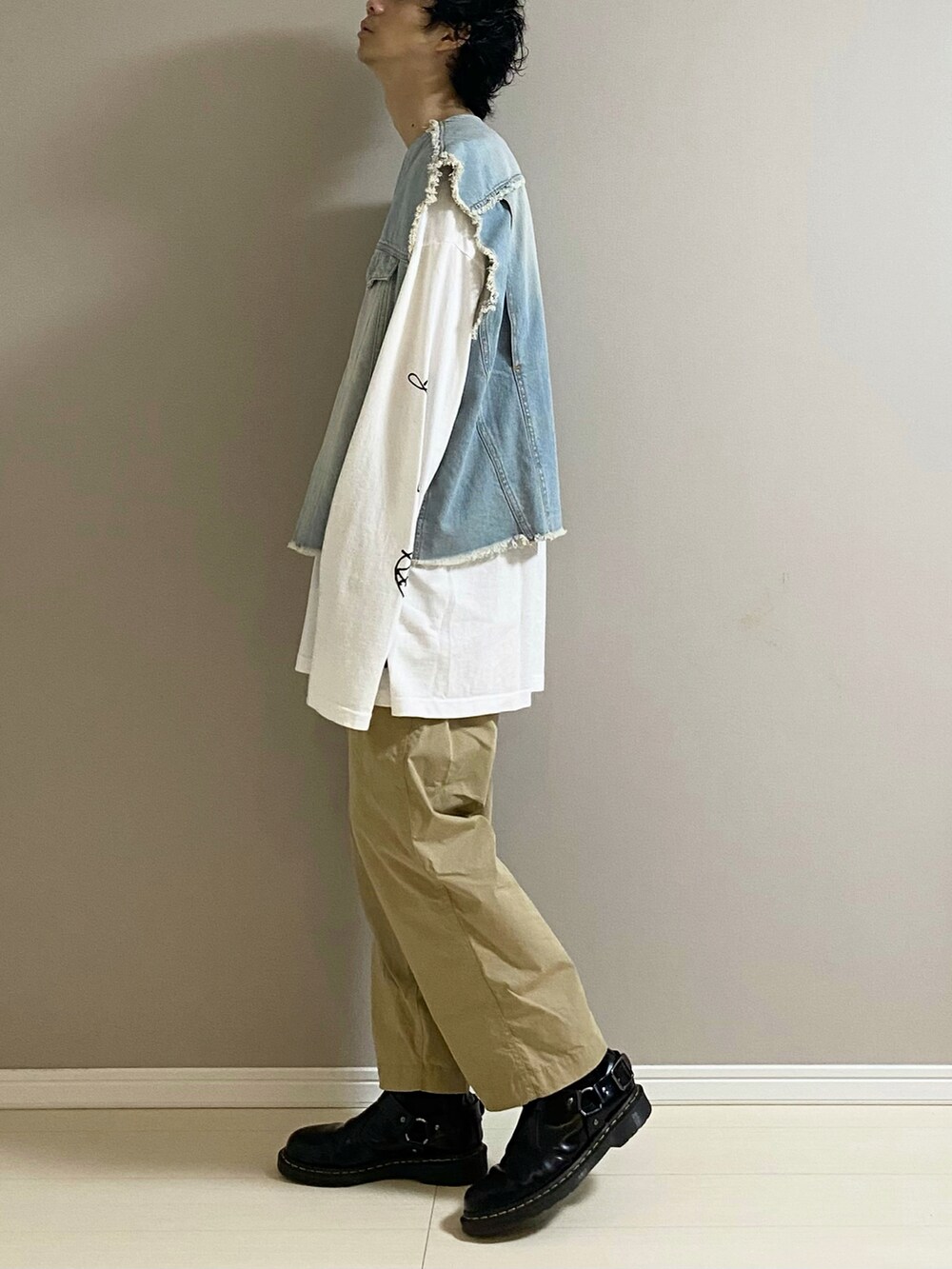 ベージュ系のその他パンツ、ブラック系のブーツ、ホワイト系のTシャツ/カットソーを着用したメンズの春コーディネートの3枚目の写真