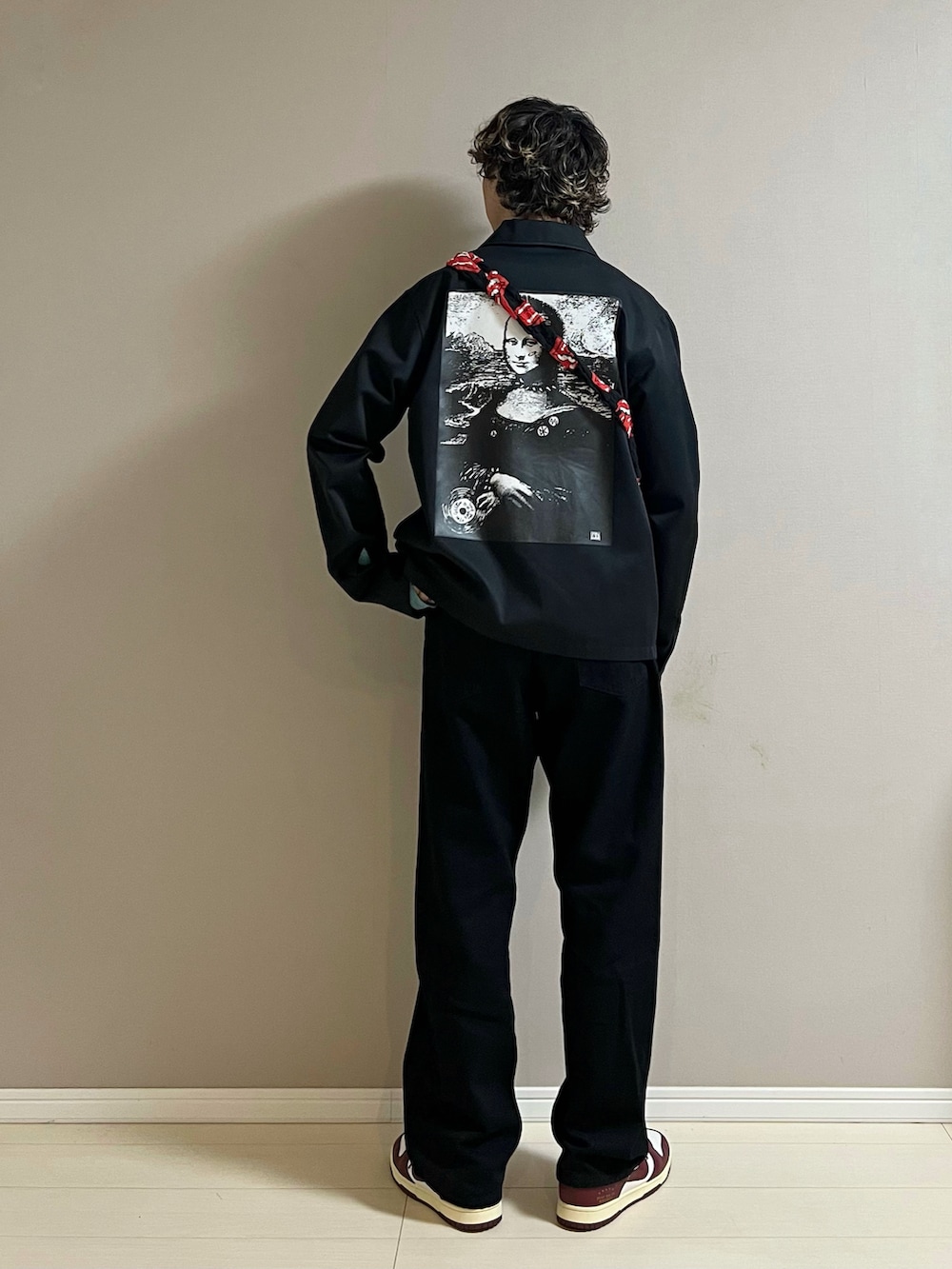 ブラック系のジャケット/アウター、ブラック系のショルダーバッグ、ブルー系のニット/セーターを着用したメンズの春コーディネートの3枚目の写真