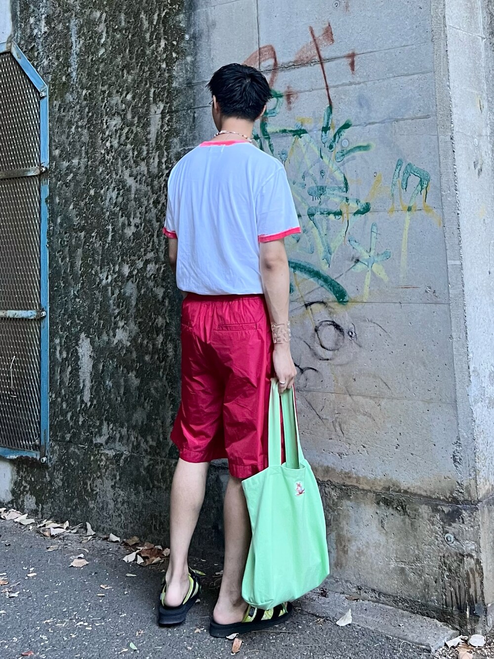 「Tシャツ、白Tシャツ、リンガーTシャツ、ショートパンツ、サンダル、トートバッグ、メガネ男子、タックイン、ラフ、夏コーデ、カジュアルコーデ、リラックススタイル」｜「ALANUIのMOTO FRINGED SUICOKE（サンダル、グリーン系）」を使った、Honeyさん（メンズ・176cm）の夏コーディネートの2枚目の写真