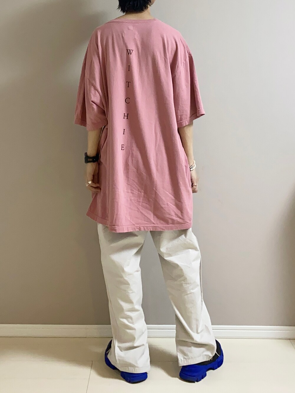 「夏コーデ、ピンク、厚底シューズ、パラシュートパンツ、シンプルコーデ、ラフ、オーバーサイズ、ビッグシルエット、スニーカー、KIDILL、EDWIN、GUCCI」｜「ISABEL MARANTのISABEL MARANT TILSEN コットン ミリタリーパンツ（その他パンツ、ベージュ系）」を使った、Honeyさん（メンズ・176cm）の夏コーディネートの3枚目の写真