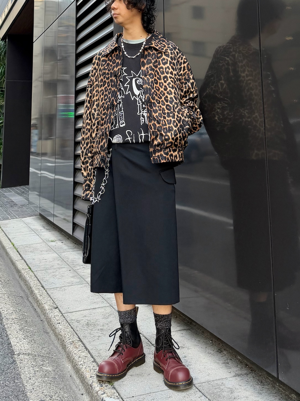 ブラック系のその他パンツ、その他のブーツ、ベージュ系のジャケット/アウターを着用したメンズの春コーディネートの4枚目の写真