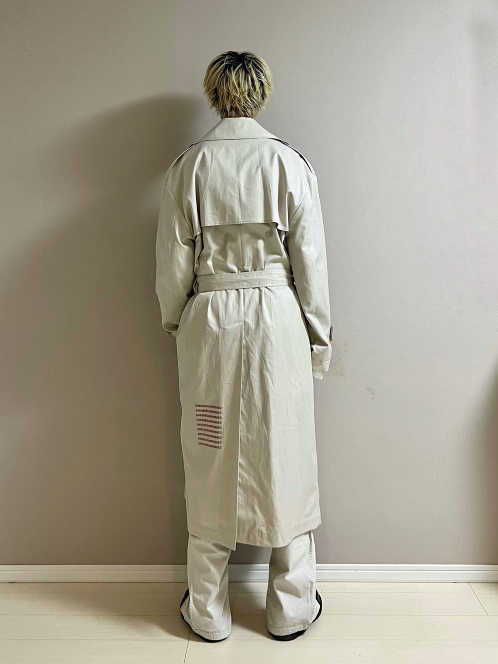 ブラック系のブーツ、ベージュ系のトレンチコート、ベージュ系のその他パンツを着用したメンズの秋コーディネートの4枚目の写真