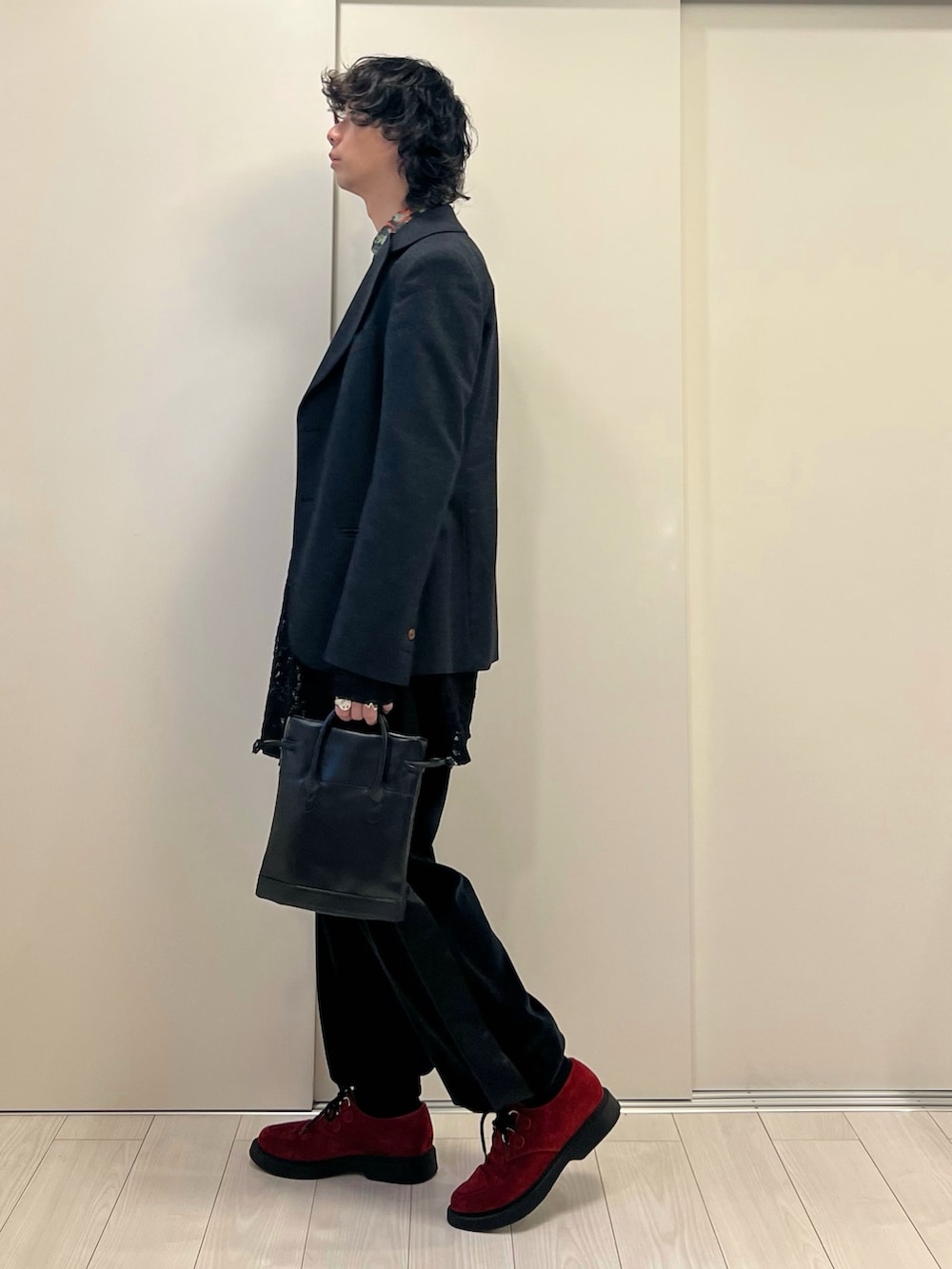 グレー系のテーラードジャケット、ブラック系のTシャツ/カットソー、ブラック系のパンツを着用したメンズの冬コーディネートの2枚目の写真