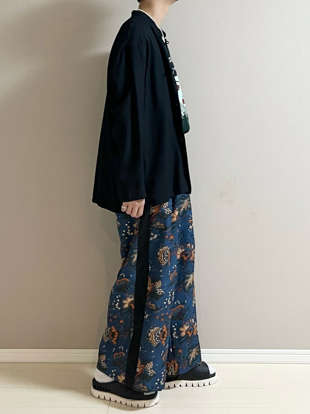 ブラック系のサンダル、ブラック系のTシャツ/カットソー、その他のその他パンツを着用したメンズの春コーディネートの2枚目の写真