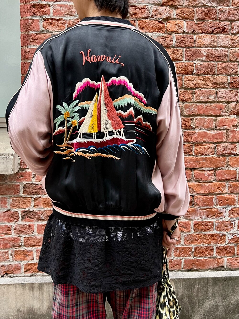 「キャップ、スカジャン、春コーデ、春アウター、レーストップス、チェックパンツ、スニーカー、春服」|「Vivienne Westwood MANのアイテム(パンツ、レッド系)」を使った、Honeyさん(メンズ・176cm)の春コーディネートの4枚目の写真