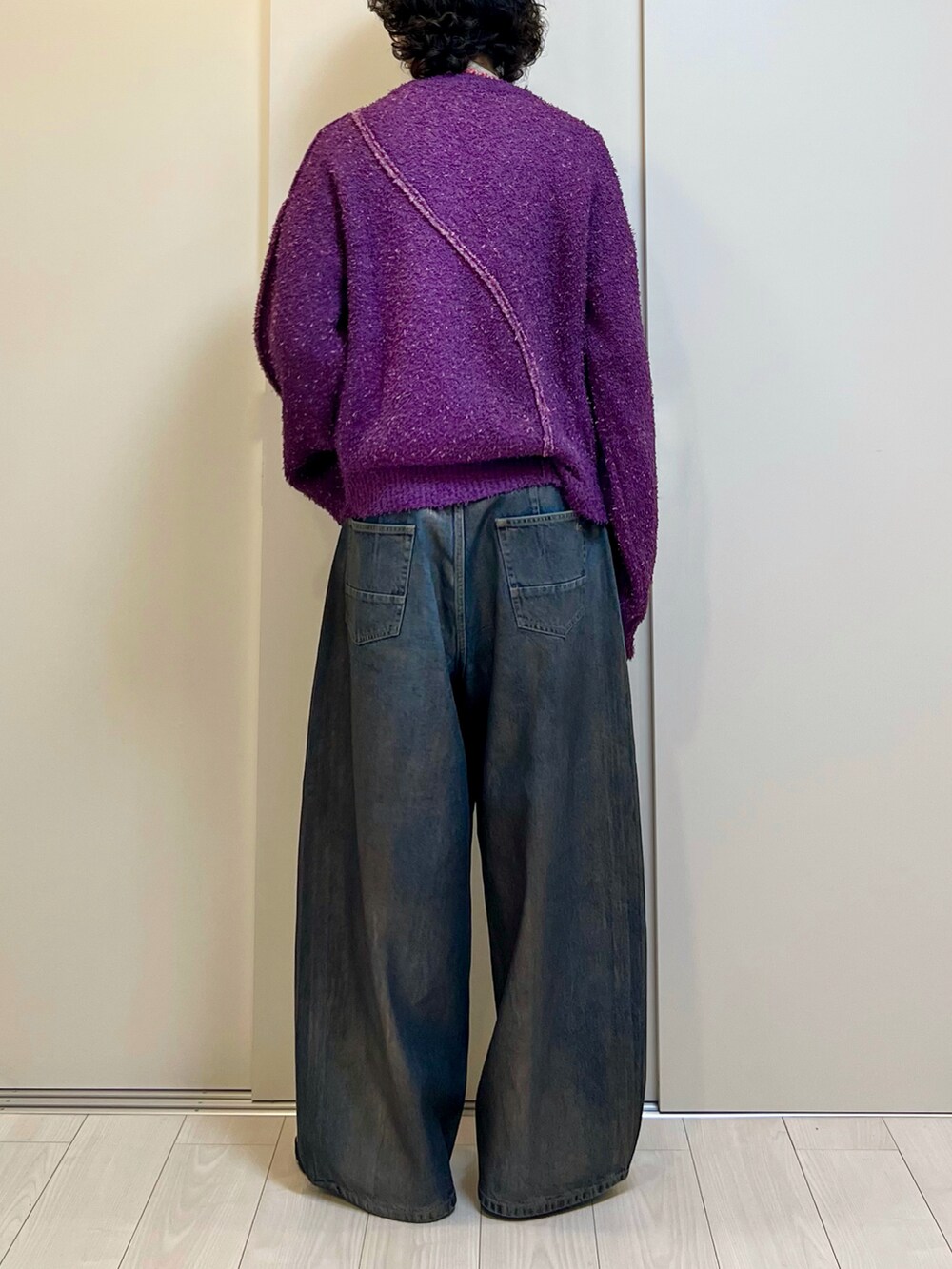 「冬コーデ、マイベストコーデ2024、休日スタイル、冬服、アウター、ニット、デニム、デニムパンツ、ワイドパンツ、ローファー、トートバッグ」｜「PORTVELの＜PORTVEL＞ PEA COAT/ピーコート（ピーコート、ブラック系）」を使った、Honeyさん（メンズ・176cm）の冬コーディネートの5枚目の写真
