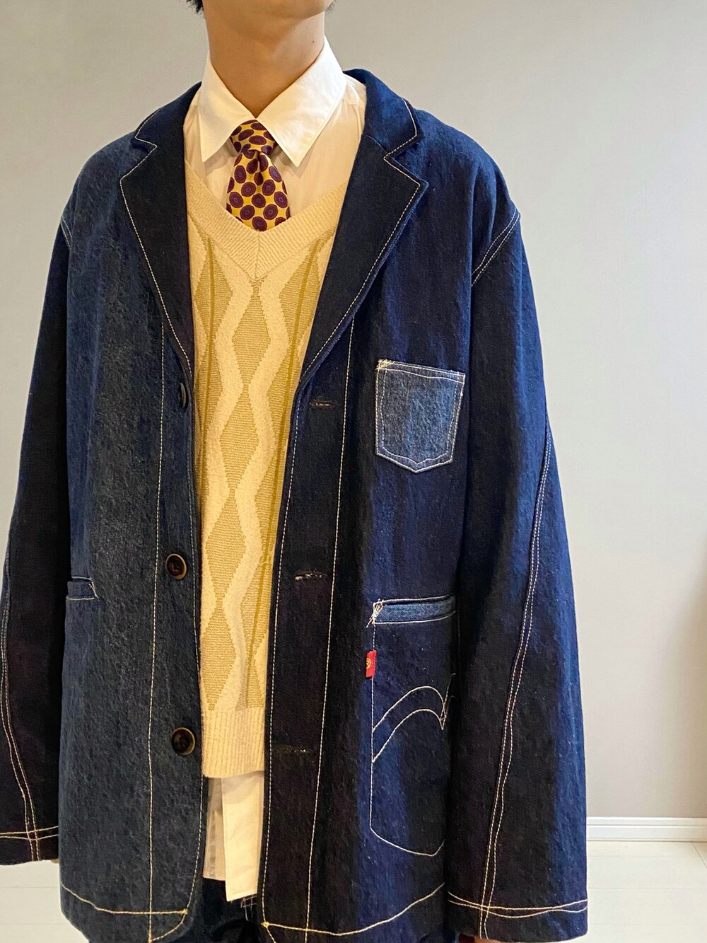 「セットアップ、白シャツ、ベスト、ネクタイ、ローファー、デニム、ロングコート、ビッグシルエット、Levi's、levisred、ganryu、green label relaxing、united arrows、GUCCI、SHIPS」｜「GUCCIのGucci - レザー＆ツイード ローファー - men - カーフレザー - 6.5（モカシン/デッキシューズ、ブラック系）」を使った、Honeyさん（メンズ・176cm）の冬コーディネートの3枚目の写真