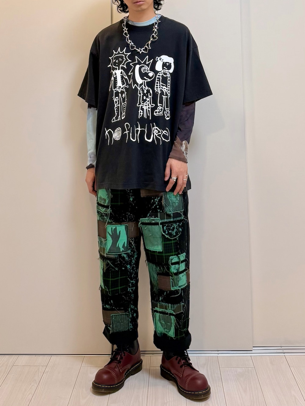 グリーン系のデニムパンツ、その他のブーツ、ブラック系のTシャツ/カットソーを着用したメンズの冬コーディネートの4枚目の写真