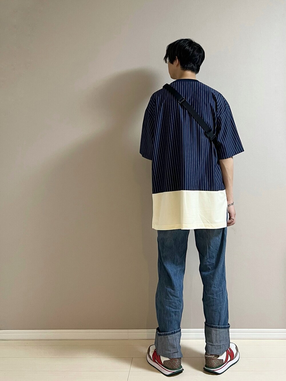 レッド系のスニーカー、ブルー系のTシャツ/カットソー、ブルー系のボディバッグ/ウエストポーチを着用したメンズの夏コーディネートの3枚目の写真