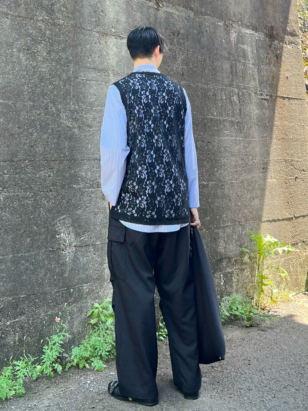 「ストライプシャツ、レース、ベスト、タンクトップ、カーゴパンツ、革靴、春夏コーデ、お出かけコーデ日記、休日スタイル、シャツスタイル、Dhruvkapoor、juha、GUCCI、MM6」|「juhaのTROPICAL WOOL OVER PANTS(カーゴパンツ、ブラック系)」を使った、Honeyさん(メンズ・176cm)の春コーディネートの2枚目の写真