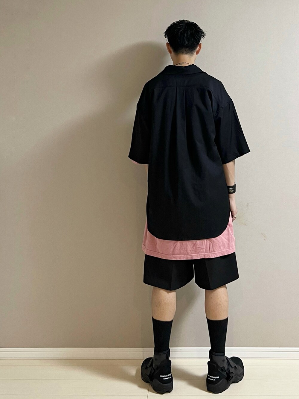 ブラック系のシューズ、ブラック系のその他パンツ、ピンク系のTシャツ/カットソーを着用したメンズの夏コーディネートの3枚目の写真