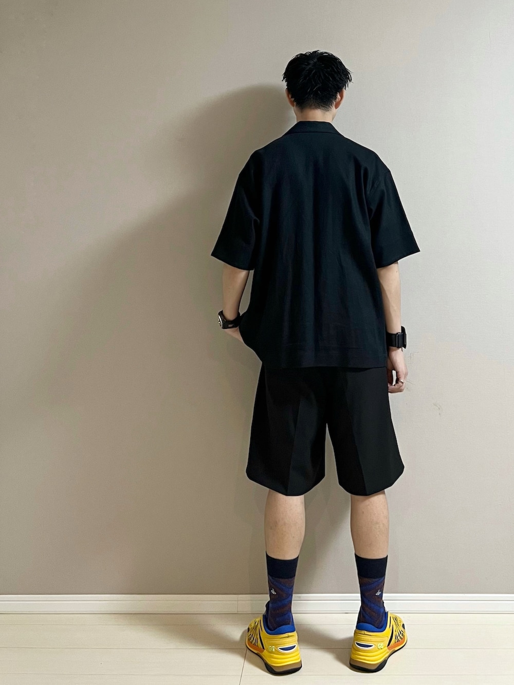 「シャツスタイル、シャツ、Tシャツ、ショートパンツ、スニーカー、夏コーデ、休日スタイル、モード、モノトーン、メガネ男子」｜「GUCCIのアイテム（スニーカー、イエロー系）」を使った、Honeyさん（メンズ・176cm）の夏コーディネートの3枚目の写真