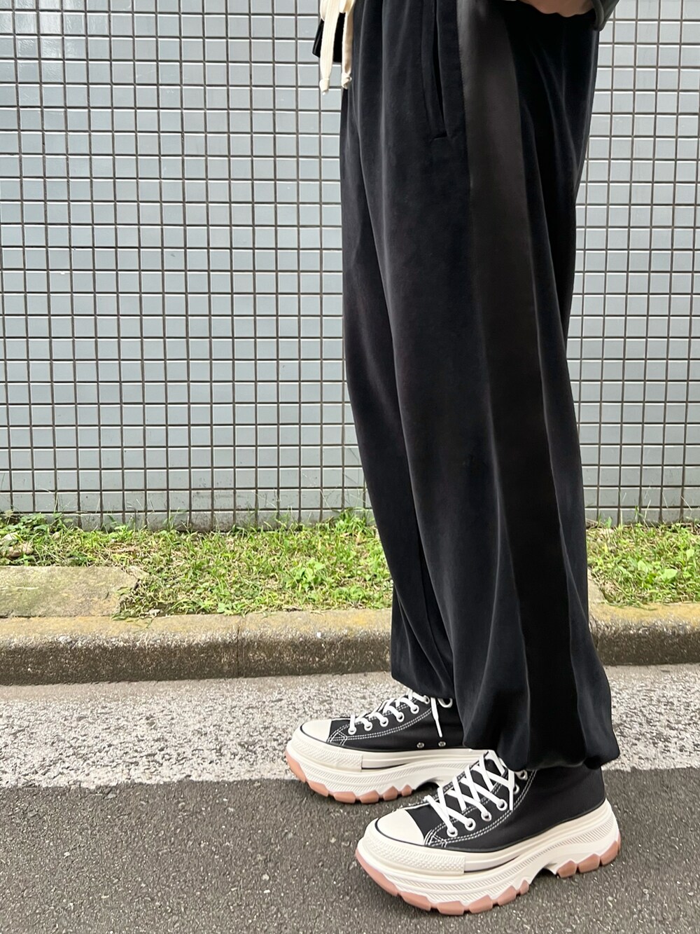 「ライダース、Tシャツ、ラインパンツ、ジョガーパンツ、スニーカー、休日スタイル、秋コーデ、シンプル、シンプルコーデ、リンガーTシャツ、CELINE、GUCCI、converse」｜「CONVERSEのconverse コンバース AS 100 TREKWAVE HI オールスター 100 トレックウエーブ HI 31307101 BLACK（スニーカー、ブラック系）」を使った、Honeyさん（メンズ・176cm）の秋コーディネートの5枚目の写真