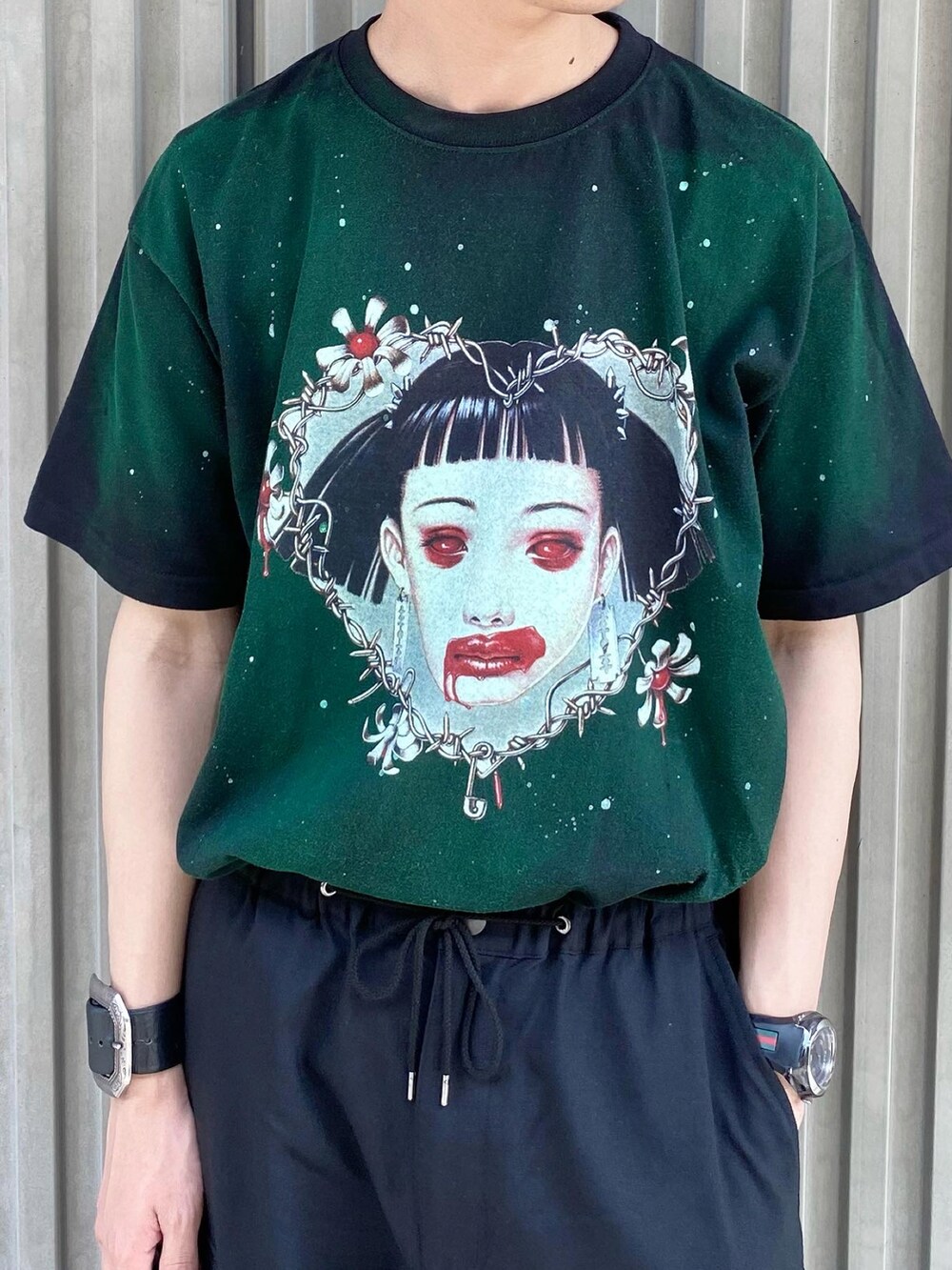 ブラック系のTシャツ/カットソー、ブラック系のカーゴパンツ、ブラック系のスニーカーを着用したメンズの夏コーディネートの3枚目の写真