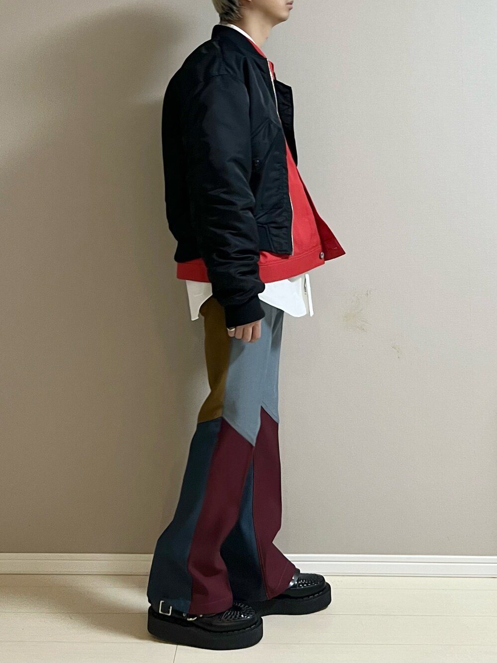 その他のスラックス、ブラック系のシューズ、レッド系のブルゾンを着用したメンズの冬コーディネートの2枚目の写真