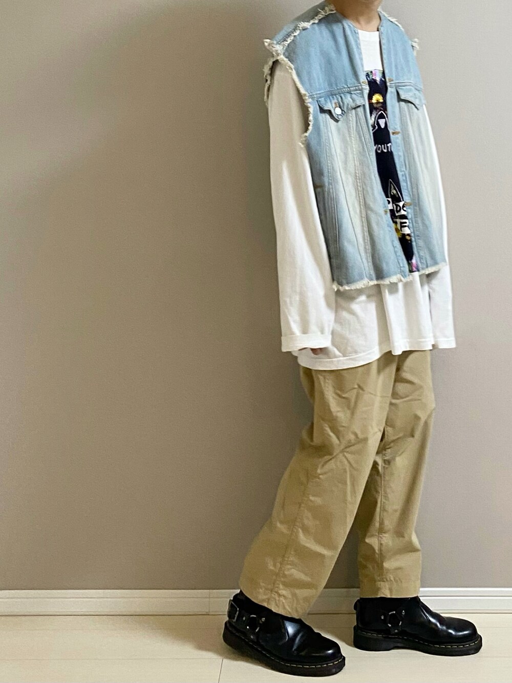 ベージュ系のその他パンツ、ブラック系のブーツ、ホワイト系のTシャツ/カットソーを着用したメンズの春コーディネートの2枚目の写真