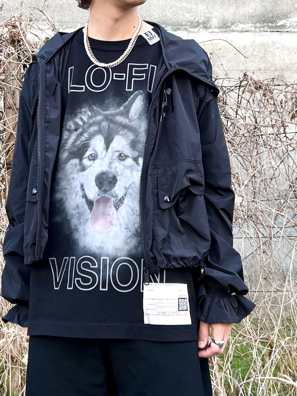 ブラック系のパンツ、ブルー系のスニーカー、ブラック系のTシャツ/カットソーを着用したメンズの春コーディネートの4枚目の写真