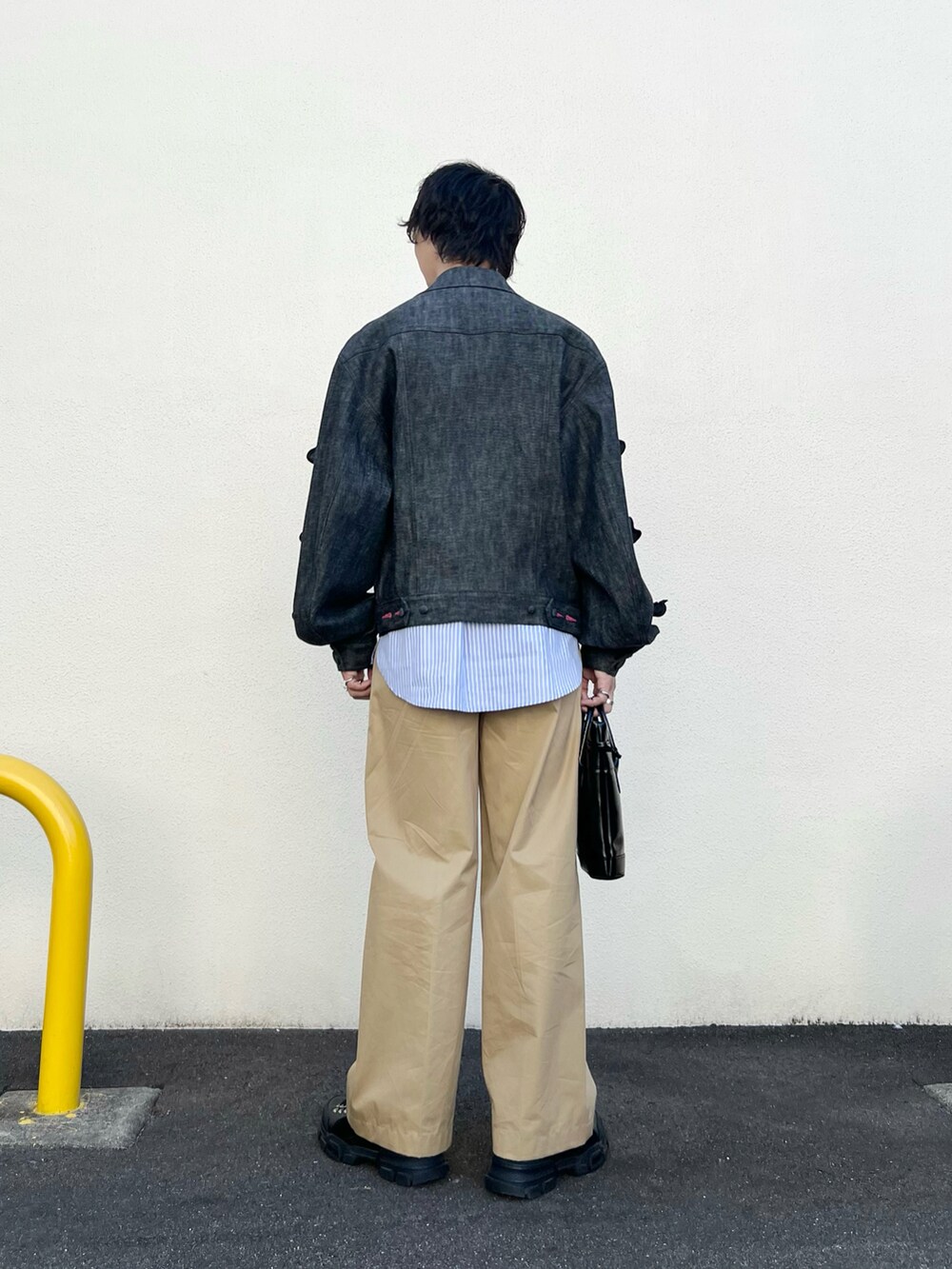 「大人カジュアル、ストライプシャツ、メンズコーデ、春服コーデ、カジュアルコーデ、シンプルスタイル、メンズファッション、デニムジャケット、チノパン、ワイドパンツ、シャツスタイル、休日スタイル」｜「MUKAIのDOUBLE WAIST CHINO PANTS（チノパンツ、ベージュ系）」を使った、Honeyさん（メンズ・176cm）の春コーディネートの3枚目の写真