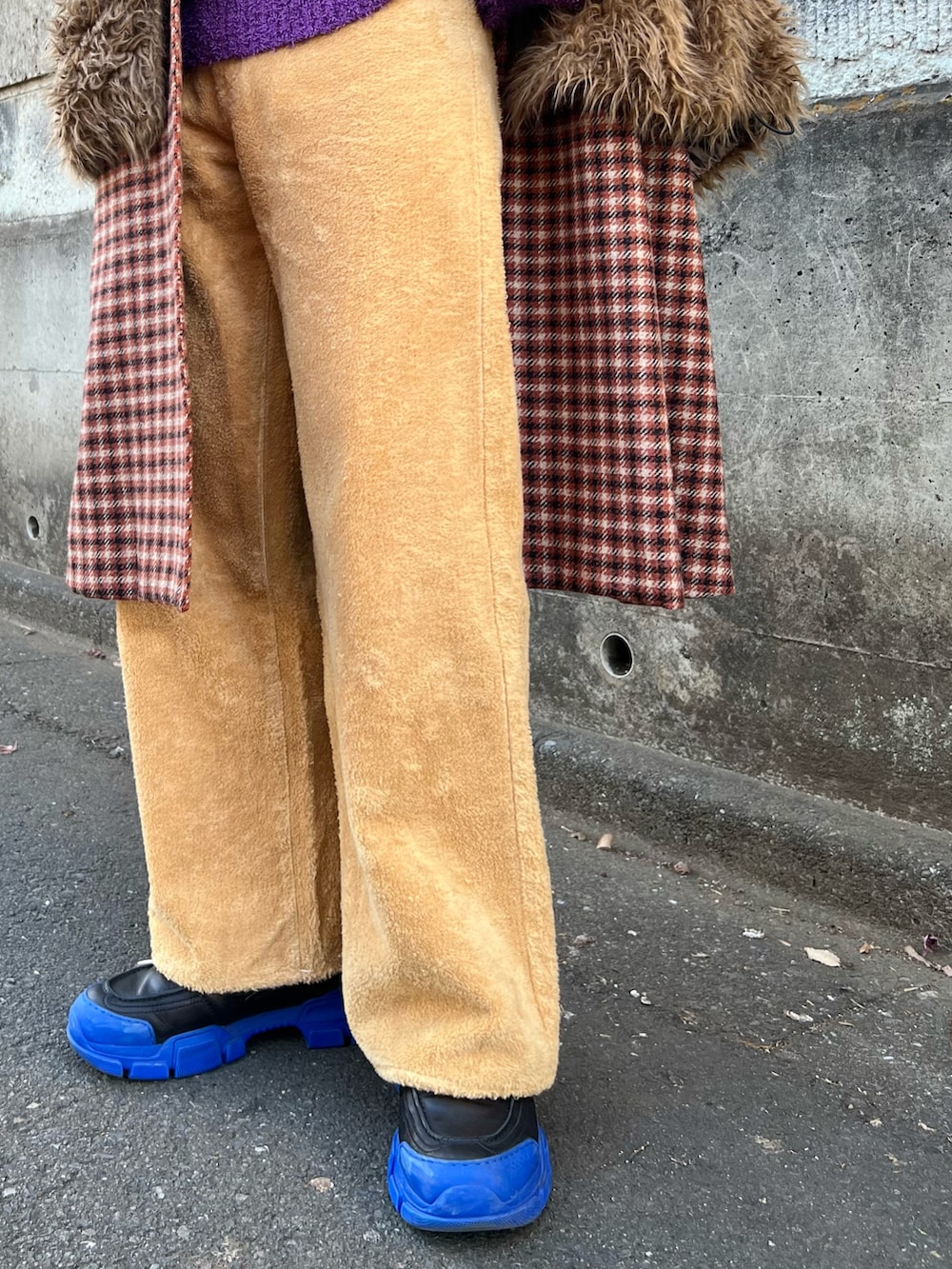 「冬を彩る色いろコーデ、コート、ベスト、ニット、冬コーデ、冬アウター、厚底シューズ、ミニバッグ、レイヤードスタイル、お出かけコーデ、休日スタイル、ゆるコーデ、オーバーサイズ」|「GUCCIのアイテム(スニーカー、ブラック系)」を使った、Honeyさん(メンズ・176cm)の冬コーディネートの5枚目の写真
