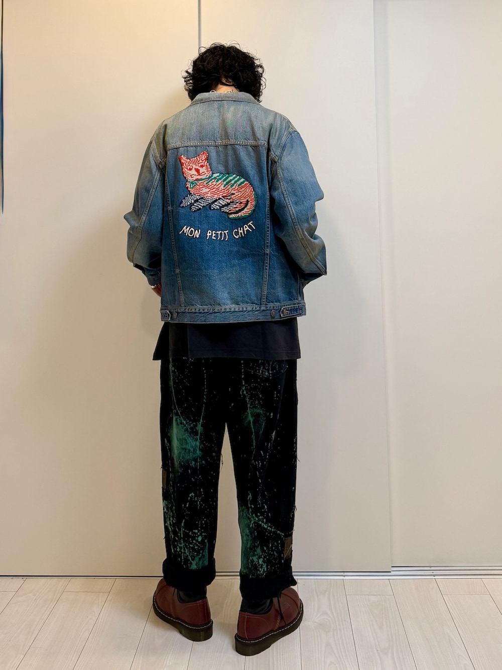 グリーン系のデニムパンツ、その他のブーツ、ブラック系のTシャツ/カットソーを着用したメンズの冬コーディネートの3枚目の写真