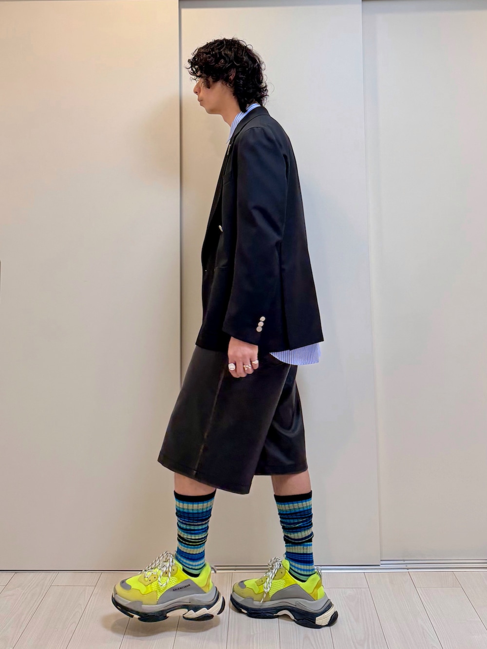 ブラック系のテーラードジャケット、その他のシャツ/ブラウス、ブラック系のその他パンツを着用したメンズの春コーディネートの2枚目の写真