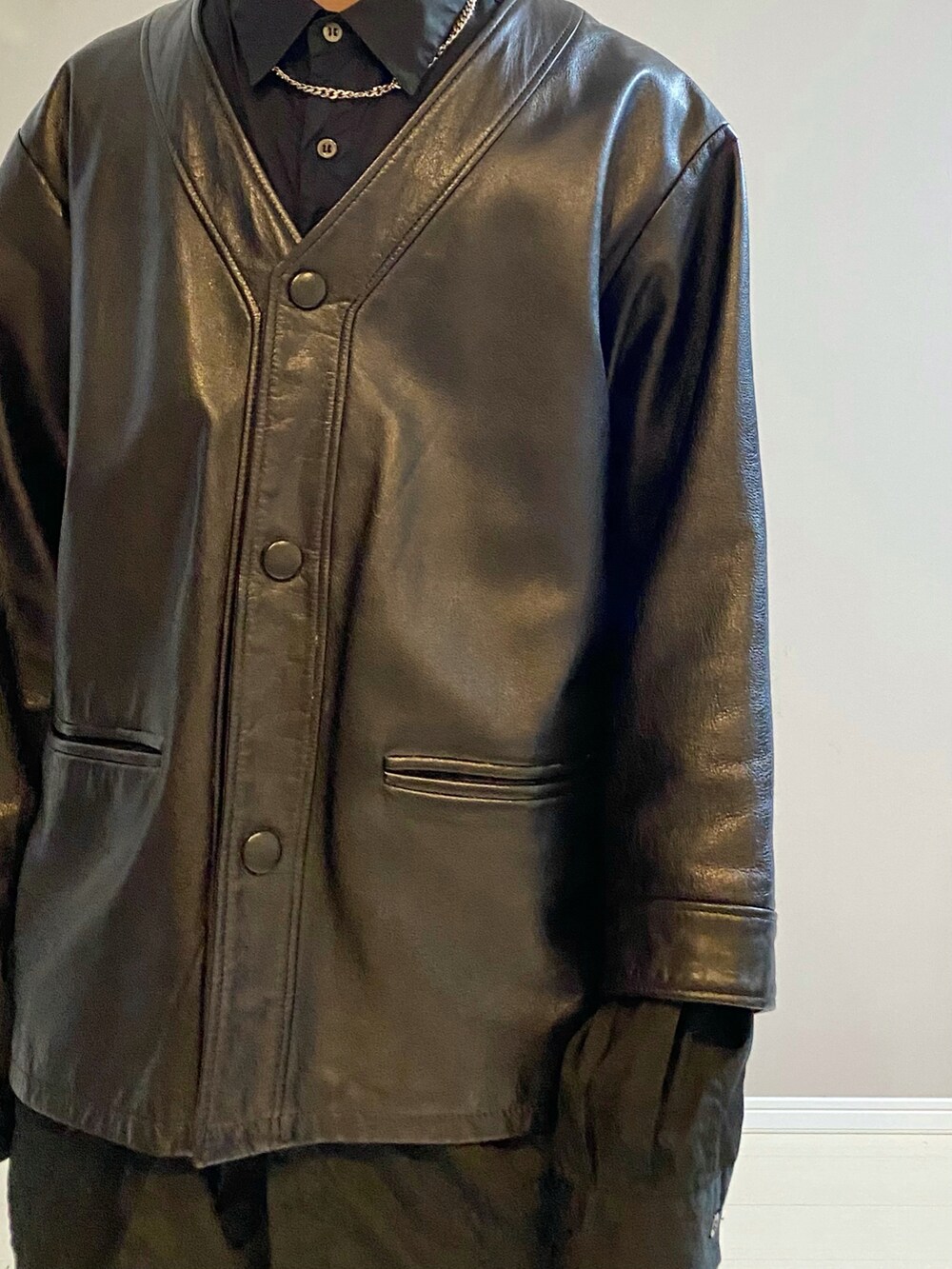 ブラック系のブーツ、ブラック系のその他パンツ、ブラック系のシャツ/ブラウスを着用したメンズの冬コーディネートの3枚目の写真