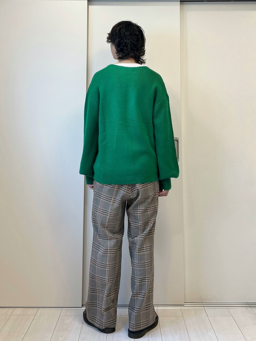 「休日スタイル、カーディガン、ロングTシャツ、ロンT、チェックパンツ、チェック、メンズファッション、シンプルコーデ、ゆるコーデ」｜「VAPORIZEのVAPORIZE / Spancole Cardigan（カーディガン/ボレロ、グリーン系）」を使った、Honeyさん（メンズ・176cm）の冬コーディネートの3枚目の写真