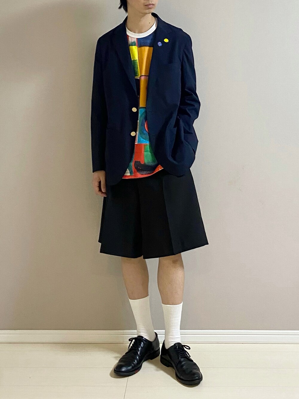 ブラック系のその他パンツ、ブラック系のドレスシューズ、ホワイト系のTシャツ/カットソーを着用したメンズの夏コーディネートの2枚目の写真