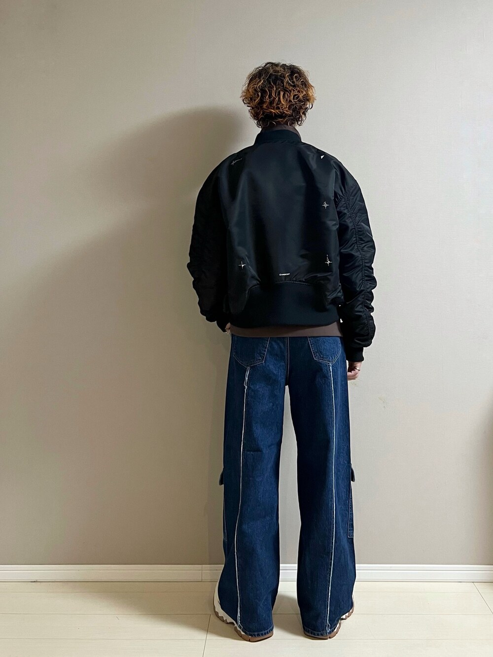 「MA-1、トラックジャケット、ベロア、デニム、デニムパンツ、スニーカー、厚底シューズ、ミニバッグ、レオパード、休日スタイル、冬コーデ、ワイドパンツ」｜「CONVERSEのconverse コンバース AS 100 TREKWAVE HI オールスター 100 トレックウエーブ HI 31307101 BLACK（スニーカー、ブラック系）」を使った、Honeyさん（メンズ・176cm）の冬コーディネートの3枚目の写真