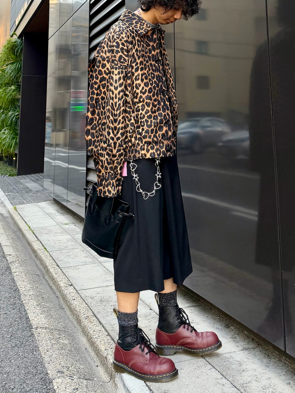 ブラック系のその他パンツ、その他のブーツ、ベージュ系のジャケット/アウターを着用したメンズの春コーディネートの2枚目の写真