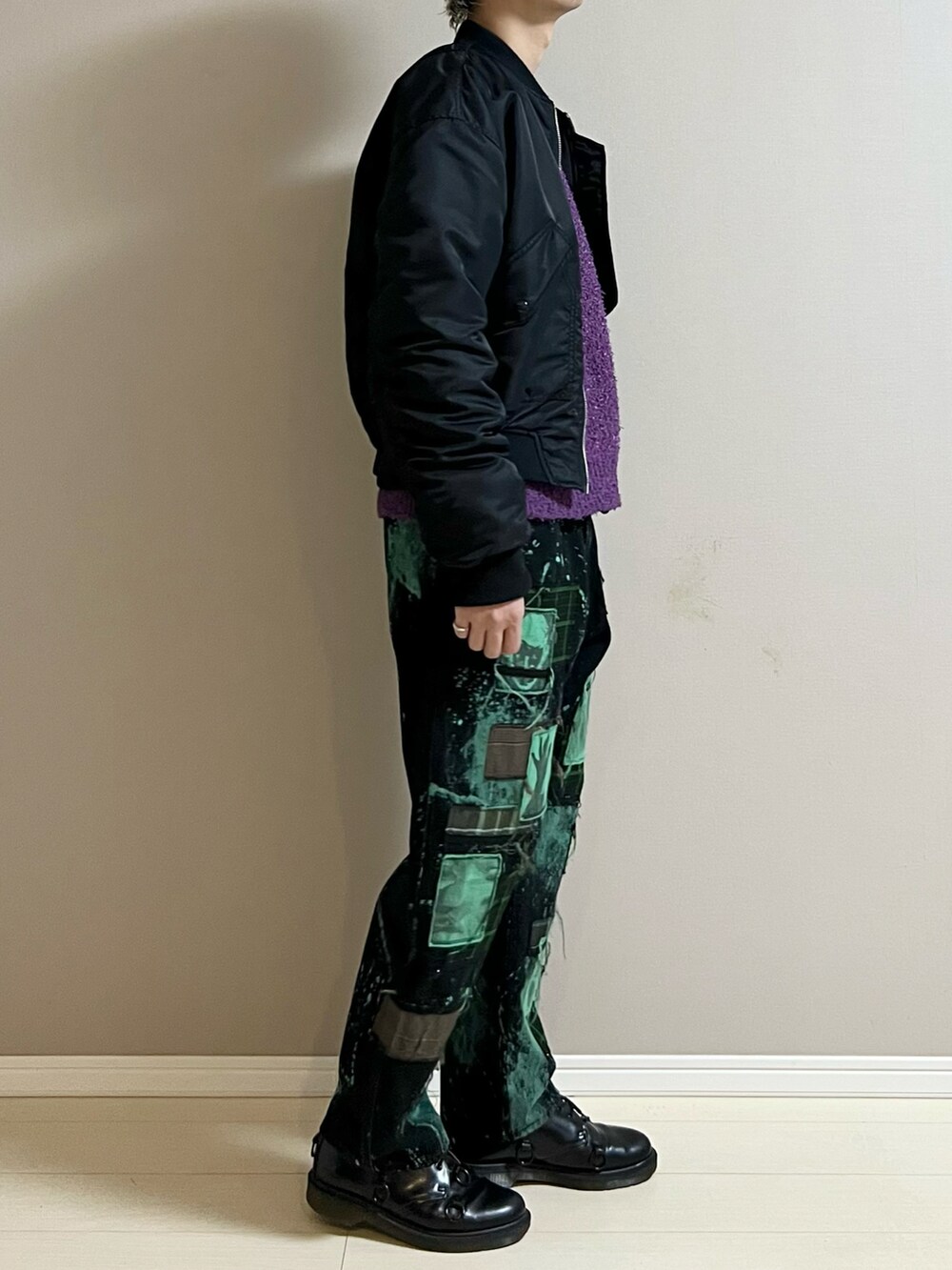 グリーン系のデニムパンツ、ブラック系のその他シューズ、パープル系のニット/セーターを着用したメンズの冬コーディネートの2枚目の写真