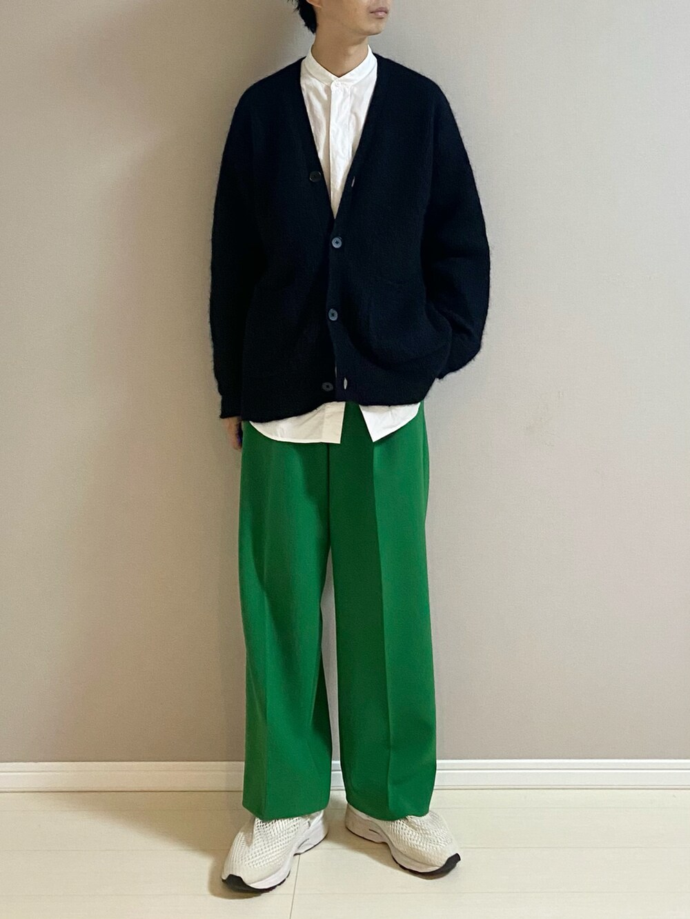 「モッズコート、カーディガン、バンドカラーシャツ、ワイドパンツ、スニーカー、ロングコート、休日スタイル、TSUMORI CHISATO、green label relaxing、+J、maisonspecial、asics、Vivienne Westwood、カラーパレット」｜「MAISON SPECIALの《ユニセックスアイテム》マルチファブリック1タックイージーカラーワイドパンツ 【MAISON SPECIAL/メゾンスペシャル】（スラックス、グリーン系）」を使った、Honeyさん（メンズ・176cm）の冬コーディネートの2枚目の写真