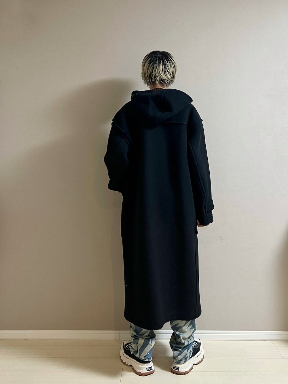 「ダッフルコート、ロングコート、冬コーデ、冬アウター、ニット、デニム、デニムパンツ、スニーカー、厚底シューズ、休日スタイル、シンプルコーデ」｜「HYKEのアイテム（ダッフルコート、ブラック系）」を使った、Honeyさん（メンズ・176cm）の冬コーディネートの3枚目の写真