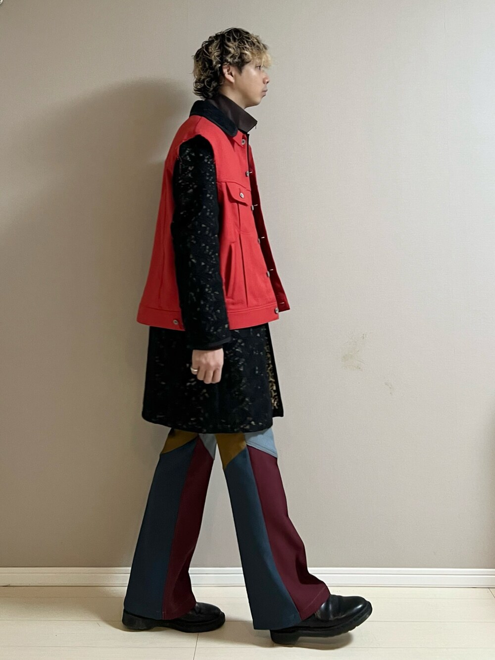 ブラック系のスリッポン、その他のスラックス、レッド系のブルゾンを着用したメンズの冬コーディネートの2枚目の写真