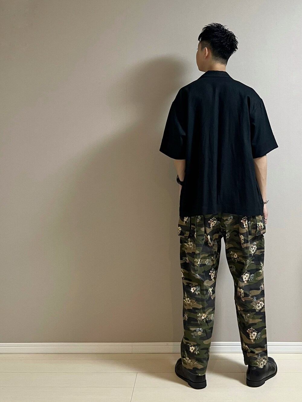 「シャツ、シャツスタイル、シャツジャケット、Tシャツ、カーゴパンツ、カモフラ、革靴、リネン、夏コーデ、グリーン、カジュアル、半袖シャツ」｜「GUCCIのプレーントゥシューズ（ドレスシューズ、ブラック系）」を使った、Honeyさん（メンズ・176cm）の夏コーディネートの3枚目の写真