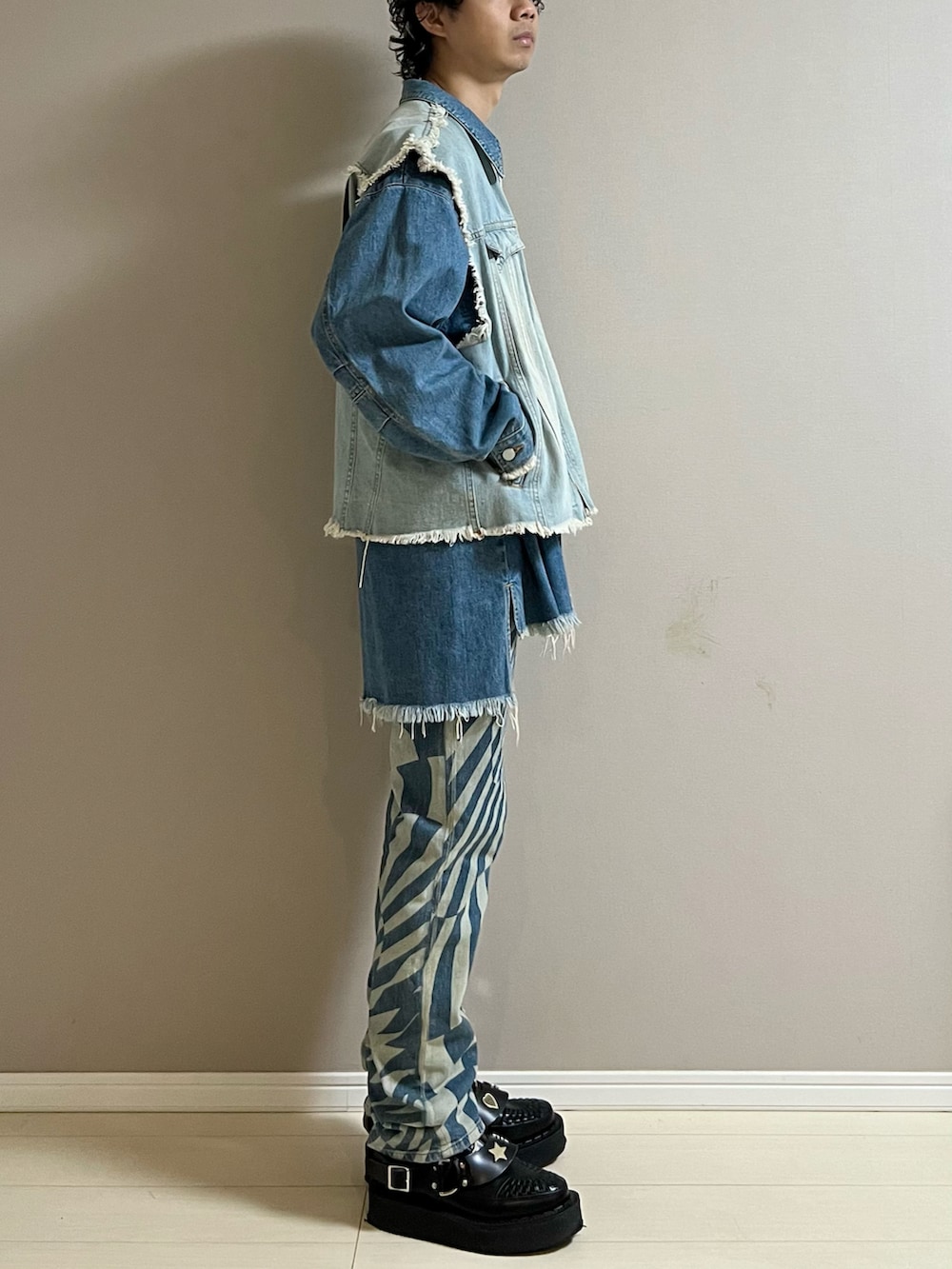 ブラック系のシューズ、ブルー系のパンツ、ブルー系のデニムジャケットを着用したメンズの春コーディネートの2枚目の写真